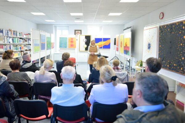 Razstava Ko barva sreča snov Karin Markovič