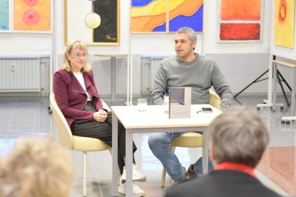 Pogovor ob romanu Po poti se je zvečerilo Miriam Drev